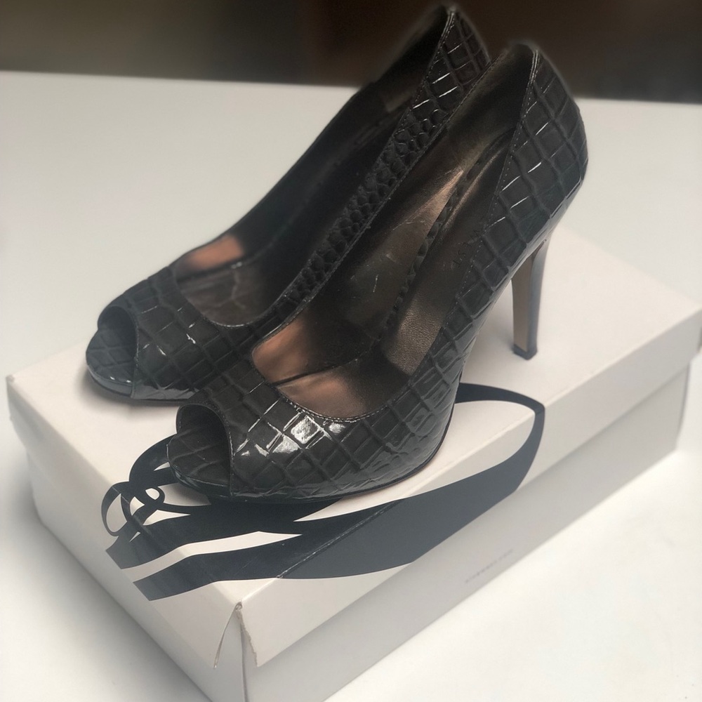 Nine West Size 7 Medium Dark Grey Croc-Embossed Peep-Toe Pumps.4 Inch Heels.